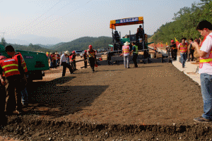 二級建造師考試知識點：無機結(jié)合料攤鋪機攤鋪與碾壓