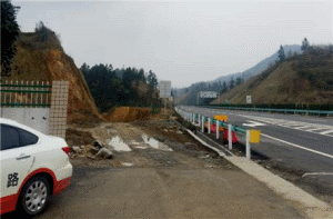 二級建造師考試知識點(diǎn)：無機(jī)結(jié)合料基層交通管制、層間處理及其他